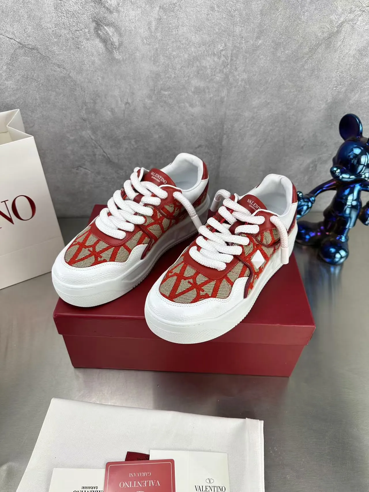 👟👟Ex-factory price 640👟👟 🔺Valentino🔺Valentino new casual shoes 2023 latest model hot style for catwalk couples, thick shoelaces, the same style as Elsa Hosk, Zhang Yixing, Guan Xiaotong and many other stars 🔥 Top version + lasting process, full oil edge on the upper. Fabric: Customized cowhide + cowhide lining with breathable mesh. Outsole: original molded TPU thickened outsole. Size for women is 35-40. Men’s size is 39-45.